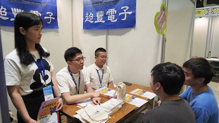 本校同學探詢業界動態及職缺。圖片