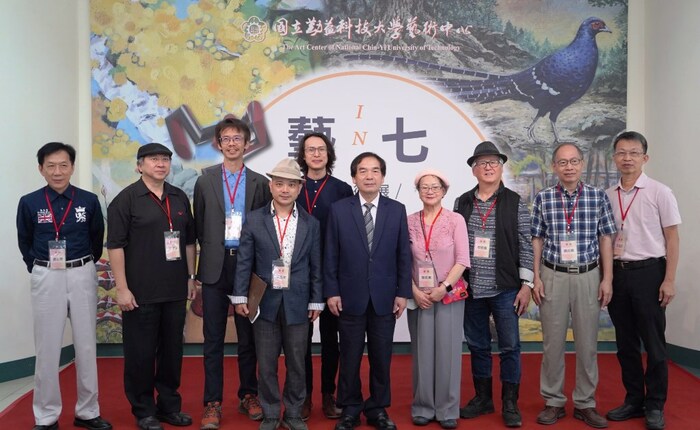 七位藝術家與本校陳文淵校長(中)合影。圖片