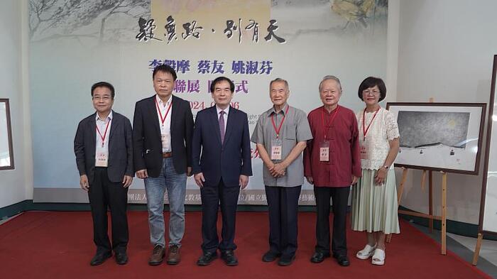 南投縣文化局局長林榮森(左1)、台中市文化局副局長曾能汀(左2)應邀致詞，與陳文淵校長(左起）、書畫大師李轂摩、蔡友、姚淑芬老師合影。圖片