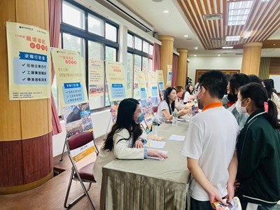 媒體報導-協助青年畢業即就業 中市勞工局職涯導航前進校園(中市勞工局與本校合作)圖片