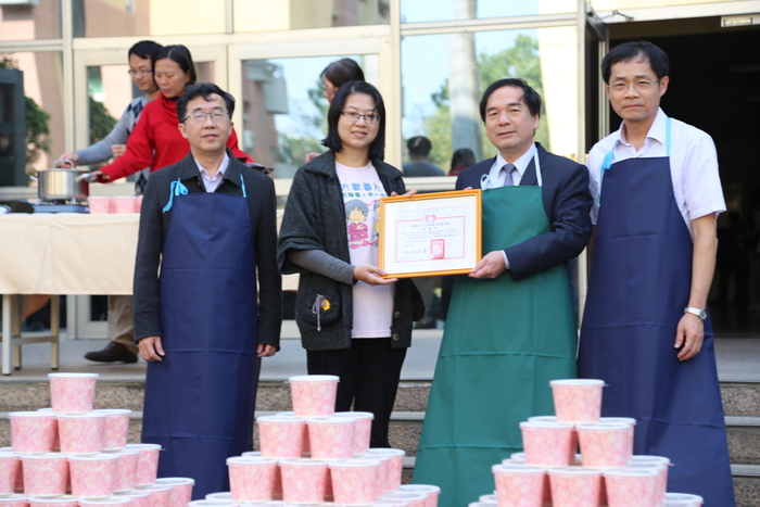 NEWS-校長親自煮湯圓 拋磚引玉 為十方啟能中心募款圖片