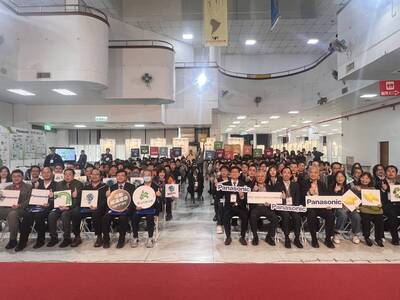 媒體報導-綠色生活創意設計大賽冠軍揭曉千名學子爭奪百萬獎金(本校電機系宋文財特聘教授擔任評審)圖片